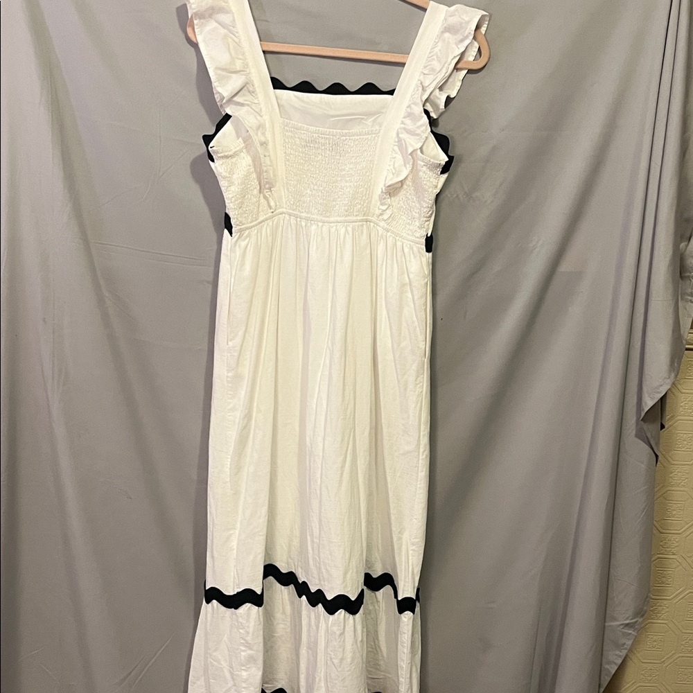 Chic White Maxi Dress with Black Trim - Picture 4 of 5